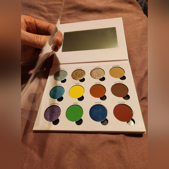 ESSENCE x Ulta Beauty Girls United Eyeshadow Palette - Picture 8 of 12